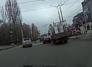 Чудесный уворот грузовика от ДТП в Воронеже попал на видео Чудесный уворот грузовика от ДТП в Воронеже попал на видео