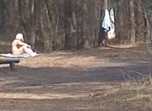 В парке Воронежа сфотографировали бабушку без комплексов В парке Воронежа сфотографировали бабушку без комплексов