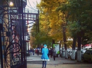 Воронежцев удивила, прогуливающаяся по городу Снегурочка Воронежцев удивила, прогуливающаяся по городу Снегурочка