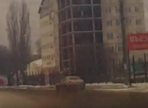 Крутые заносы на дороге в Воронеже попали на видео Крутые заносы на дороге в Воронеже попали на видео