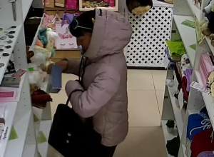 Кражу Dolce&Gabbana при помощи ребенка сняла камера в Воронежа Кражу Dolce&Gabbana при помощи ребенка сняла камера в Воронежа