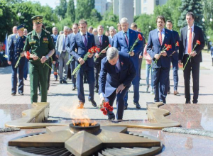Александр Гусев возложил цветы к могиле Неизвестного солдата Александр Гусев возложил цветы к могиле Неизвестного солдата