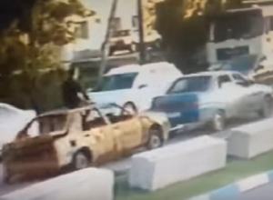 Безумная поездка воронежца на крыше разбитого автомобиля попала на видео Безумная поездка воронежца на крыше разбитого автомобиля попала на видео