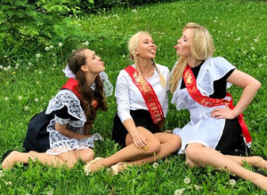 Ангелина Мельникова с подружками в школьной форме померилась языками в Воронеже Ангелина Мельникова с подружками в школьной форме померилась языками в Воронеже