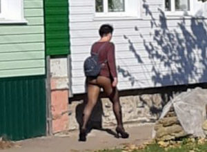 Девушку в колготках без штанов запечатлели на воронежской улице Девушку в колготках без штанов запечатлели на воронежской улице