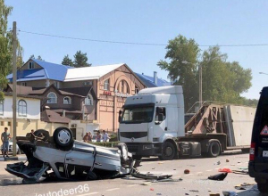 Опубликованы жуткие фото массового ДТП с пятью пострадавшими в Воронеже Опубликованы жуткие фото массового ДТП с пятью пострадавшими в Воронеже