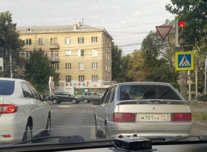 Из-за бросавшегося на людей участника ДТП образовалась пробка в Воронеже Из-за бросавшегося на людей участника ДТП образовалась пробка в Воронеже