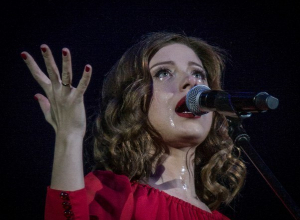 На концерте в Воронеже Юлия Савичева плакала, читала стихи и пела гимн России На концерте в Воронеже Юлия Савичева плакала, читала стихи и пела гимн России