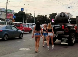 Уличная акция стриптизерш вызвала у воронежцев омерзение Уличная акция стриптизерш вызвала у воронежцев омерзение