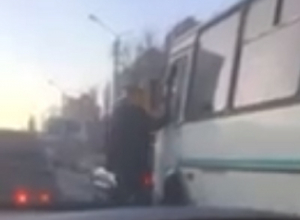 Драка воронежца с маршрутчиком на Крестах попала на видео Драка воронежца с маршрутчиком на Крестах попала на видео