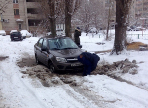 Воронежские автомобилисты умоляют губернатора Гусева почистить дворы Воронежские автомобилисты умоляют губернатора Гусева почистить дворы