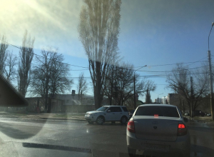 Развернутый на перекрестке в Воронеже светофор мешает водителям Развернутый на перекрестке в Воронеже светофор мешает водителям