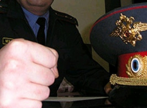 Трое полицейских избили воронежца и отобрали у него деньги Трое полицейских избили воронежца и отобрали у него деньги