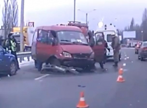 В Воронеже последствия серьезного ДТП с пострадавшими сняли на видео В Воронеже последствия серьезного ДТП с пострадавшими сняли на видео