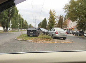 Из-за хамской парковки на газоне воронежцы устроили жаркий спор Из-за хамской парковки на газоне воронежцы устроили жаркий спор