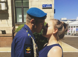 Воронежцы страстно поцеловались на пороге обладминистрации Воронежцы страстно поцеловались на пороге обладминистрации