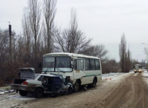 В Воронеже опубликованы жуткие фото, как маршрутный ПАЗ раздавил ВАЗ В Воронеже опубликованы жуткие фото, как маршрутный ПАЗ раздавил ВАЗ