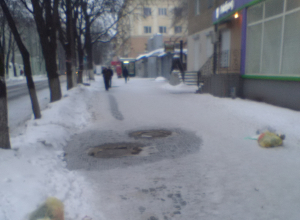 Жители центра Воронежа выкидывают мусор на головы прохожих Жители центра Воронежа выкидывают мусор на головы прохожих