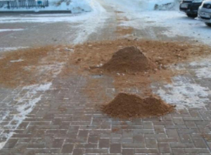 Воронежцев рассмешили «песочницы» на тротуарах Воронежцев рассмешили «песочницы» на тротуарах