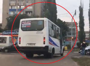 Наглый маршрутчик, рассекающий по тротуару в Воронеже, попал на видео Наглый маршрутчик, рассекающий по тротуару в Воронеже, попал на видео