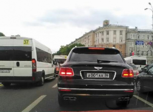 Bentley первого чиновника за 20 млн сфотографировали в Воронеже Bentley первого чиновника за 20 млн сфотографировали в Воронеже