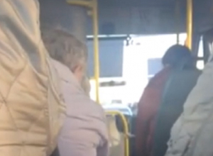Перепалка пассажиров с маршрутчиком-лихачом в Воронеже попала на видео Перепалка пассажиров с маршрутчиком-лихачом в Воронеже попала на видео