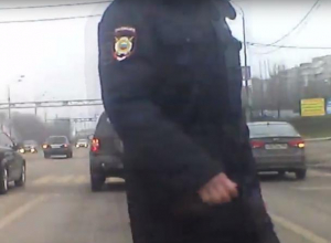 Воронежец в форме подставил себя, выложив запись видеорегистратора в Сеть Воронежец в форме подставил себя, выложив запись видеорегистратора в Сеть