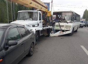 Последствия столкновения автобуса и автокрана попали на фото в Воронеже Последствия столкновения автобуса и автокрана попали на фото в Воронеже