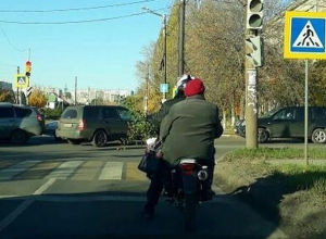Воронежцев развеселила пожилая подружка байкера Воронежцев развеселила пожилая подружка байкера