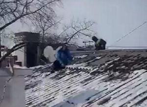 Старушка вылезла на крышу в Воронеже, чтобы прогнать коммунальщиков Старушка вылезла на крышу в Воронеже, чтобы прогнать коммунальщиков