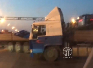 Сложившийся длинномер на воронежской окружной попал на видео Сложившийся длинномер на воронежской окружной попал на видео