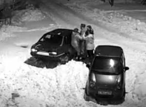 В Воронеже драка соседей за парковочное место попала на видео В Воронеже драка соседей за парковочное место попала на видео