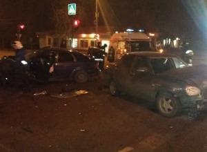 В страшной ночной аварии с такси и иномаркой в Воронеже пострадали четверо В страшной ночной аварии с такси и иномаркой в Воронеже пострадали четверо
