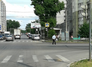 В Воронеже полицейский регулировал движение вместе с умным светофором В Воронеже полицейский регулировал движение вместе с умным светофором