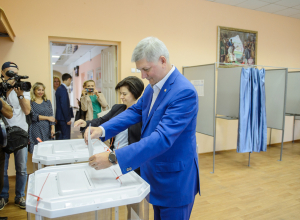 Единоросс Гусев проголосовал на выборах губернатора Воронежской области Единоросс Гусев проголосовал на выборах губернатора Воронежской области