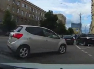 Автомобилисты сняли на видео самую наглую парковку в центре Воронежа Автомобилисты сняли на видео самую наглую парковку в центре Воронежа
