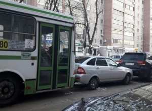 В Воронеже одна маршрутка второй раз за день попала в ДТП В Воронеже одна маршрутка второй раз за день попала в ДТП