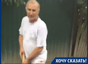 Пенсионерам вручную приходится выравнивать дорогу в Воронеже Пенсионерам вручную приходится выравнивать дорогу в Воронеже