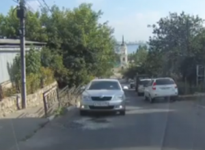 Неожиданное восхождение Skoda Octavia по склону сняли в Воронеже Неожиданное восхождение Skoda Octavia по склону сняли в Воронеже