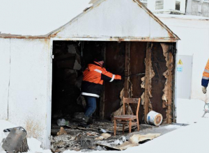 В Воронеже нашли оружие во время демонтажа брошенного гаража В Воронеже нашли оружие во время демонтажа брошенного гаража