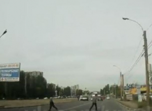 Уворот «бессмертного» пешехода от легковушки показали на видео в Воронеже Уворот «бессмертного» пешехода от легковушки показали на видео в Воронеже