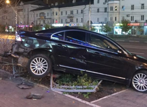 Опубликовано фото ночного погрома, устроенного иномаркой у ТЦ в Воронеже Опубликовано фото ночного погрома, устроенного иномаркой у ТЦ в Воронеже