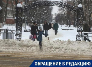 В Воронеже снежные завалы толкают пешеходов на проезжую часть В Воронеже снежные завалы толкают пешеходов на проезжую часть