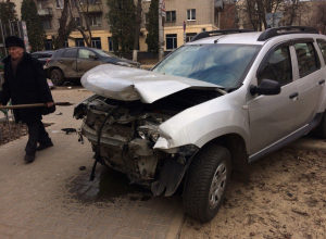 В центре Воронежа два внедорожника врезались друг в друга у школы В центре Воронежа два внедорожника врезались друг в друга у школы