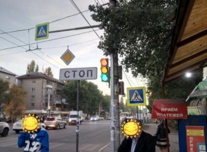 Неуверенный светофор попал на фото в Воронеже Неуверенный светофор попал на фото в Воронеже