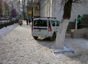 Автохам с Георгиевской лентой заблокировал вход в школу в Воронеже Автохам с Георгиевской лентой заблокировал вход в школу в Воронеже