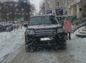Автохам на Land Rover ушел по делам, заблокировав проезд в Воронеже Автохам на Land Rover ушел по делам, заблокировав проезд в Воронеже