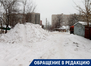 В Воронеже с платной парковки вывезли снег прямо во двор дома В Воронеже с платной парковки вывезли снег прямо во двор дома