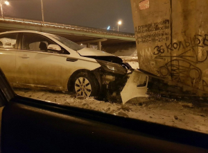Последствия столкновения KIA с опорой Северного моста сняли в Воронеже Последствия столкновения KIA с опорой Северного моста сняли в Воронеже