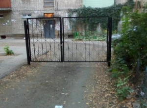 Воронежцы во дворе многоэтажки установили защиту от громких студентов Воронежцы во дворе многоэтажки установили защиту от громких студентов